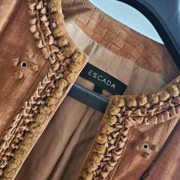SHOWSTOPPING DESIGNER ESCADA SUEDE SUIT WITH MAGNIFICENT DETAILING- SIZE 40 - Picture 4 of 12